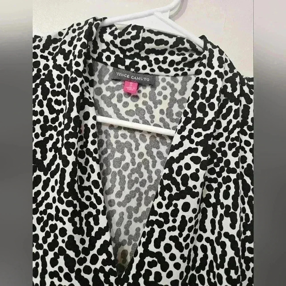 EUC! Vince Camuto black and white long sleeve blouse! - Picture 2 of 4